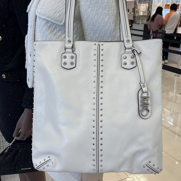 Michael Kors Astor Large Studded Leather
N/S Tote Bag Handbag Optic
NWT - Picture 14 of 16